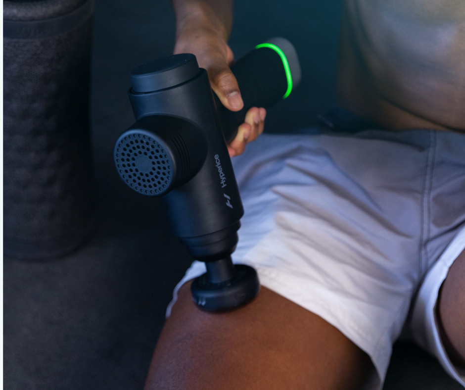 atleta a utilizar pistola de massagens